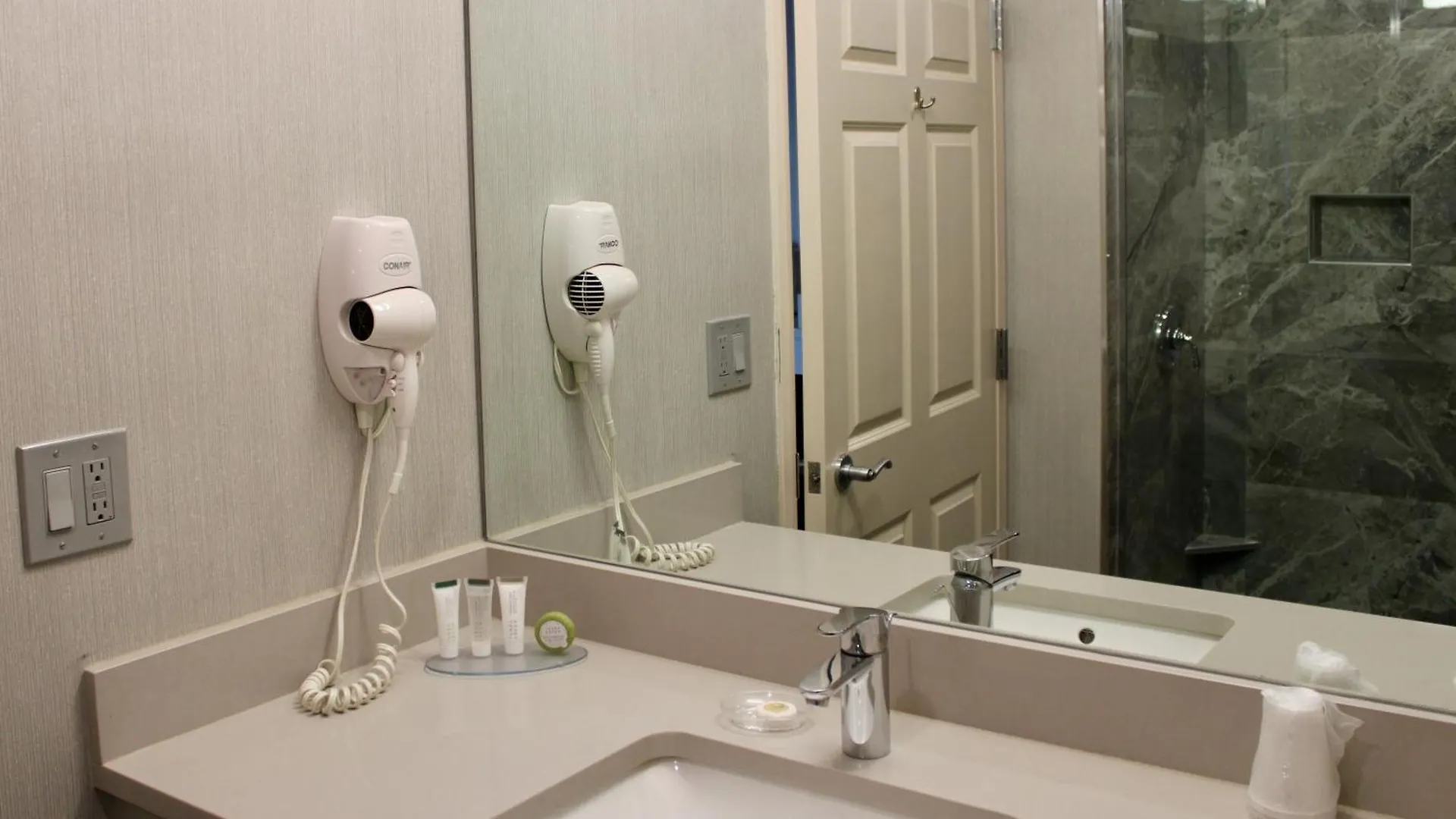 Marco Laguardia Hotel & Suites New York