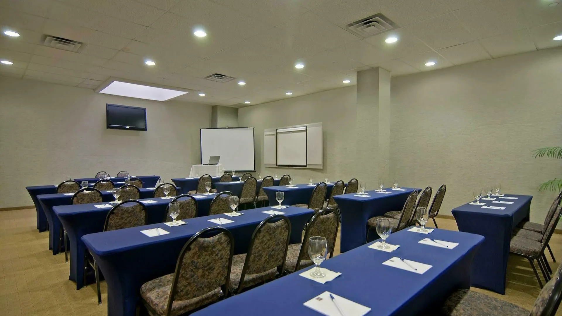 Marco Laguardia Hotel & Suites New York